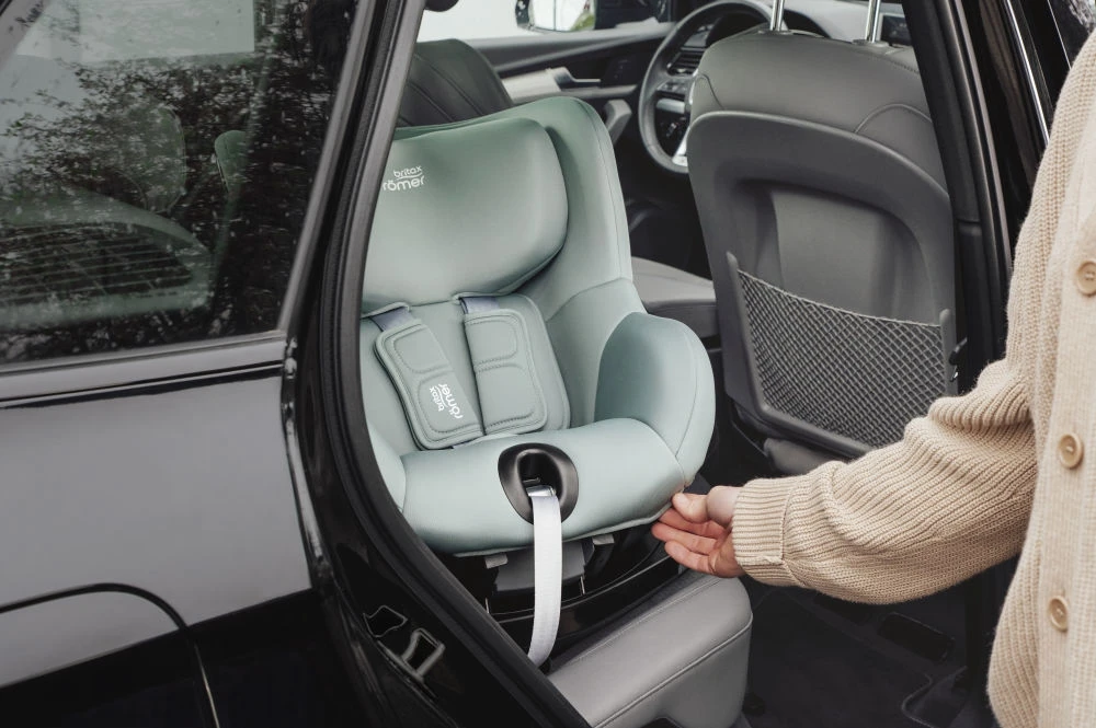 Britax Römer 2023 Dualfix 5Z (61-105 Cm) Indigo Blue 9 Britax Römer 2023 Dualfix 5Z (61-105 Cm) Indigo Blue – Bild 7